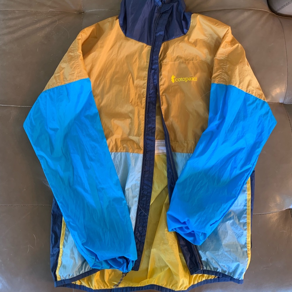 Cotopaxi full zip light windbreaker tecca hoodie for running or hiking or rain